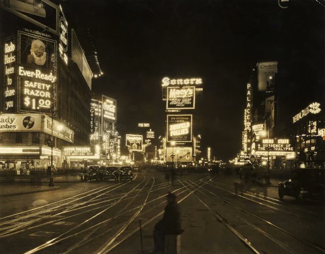 historydefined's tweet photo. Times Square, 1921 https://t.co/0OwOXIF0ui