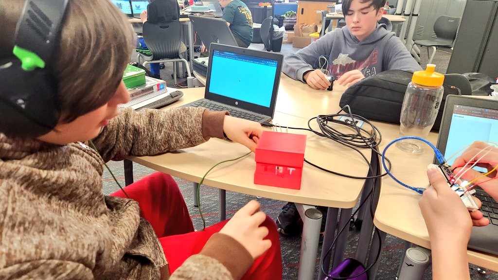 dotsciguy's tweet photo. Mixing #3dprinting w/ @arduino. @StFrancisSDWI Ss used @tinkercad to #3ddesign and #digitalprototype their #Arduino projects. Students are improving their designs and sending new iterations to my @Dropbox. #designprocess #robotics #prototyping https://t.co/jsp27fWgfS