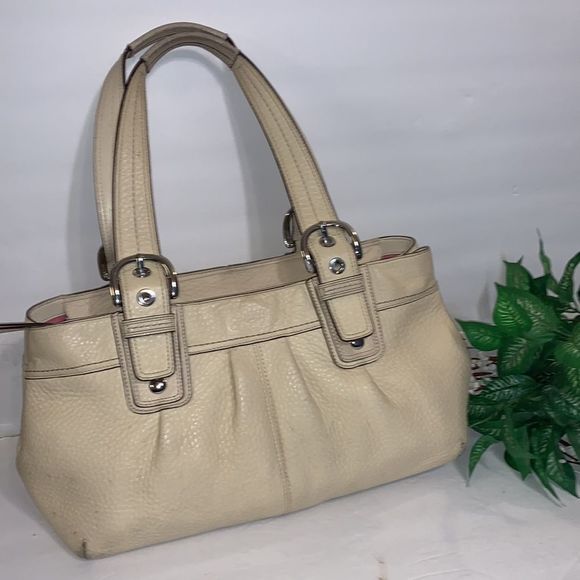 dmwey's tweet photo. So good I had to share! Check out all the items I'm loving on @Poshmarkapp #poshmark #fashion #style #shopmycloset #chaps #coach #columbinecody: https://t.co/ToXfUcGKCQ https://t.co/lCCkDhe0z6