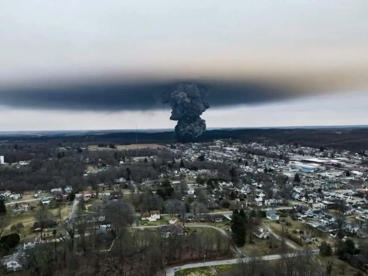 MsCiencia2's tweet photo. CHERNOBYL químico en EEUU.   

Más de 100 mil galones de Cloruro de Vinilo fueron liberados al medio ambiente para evitar una explosión, luego que el tren que transportaba dicho químico se accidentara en Ohio EE.UU. https://t.co/YSGzfpiRps