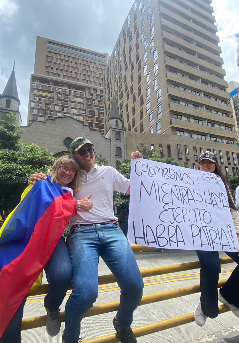 JoseManuelRC01's tweet photo. Colombianos🇨🇴
!!Mientras haya ejército, habrá patria!! 

#ALaCalle15F #GustavoPetro #Colombia #Ejercitonacional #ReservaAciva #NoMasPetro #ColombiaALaCalle15 #15FColombia #DefendamosAColombia #Bogota https://t.co/DPvarrzIW8