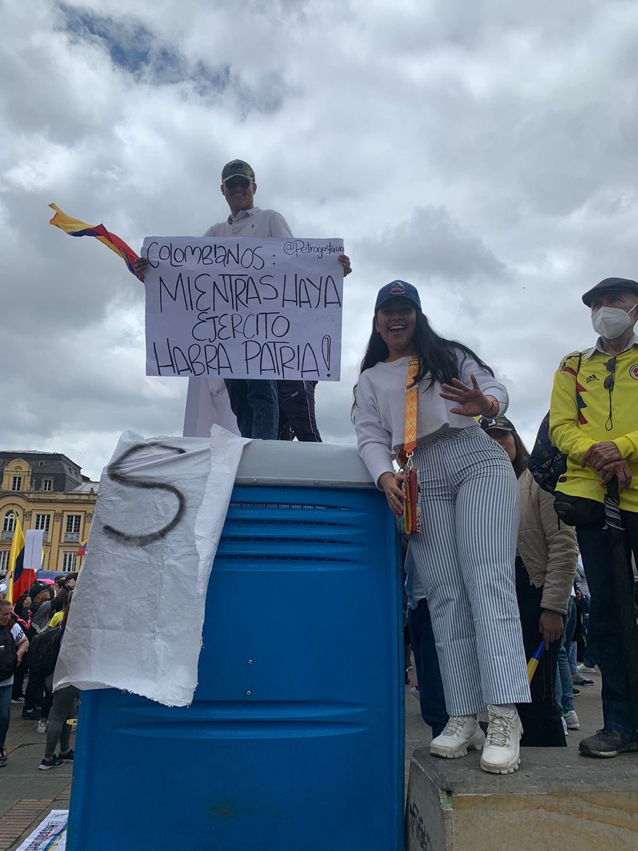 JoseManuelRC01's tweet photo. Colombianos🇨🇴
!!Mientras haya ejército, habrá patria!! 

#ALaCalle15F #GustavoPetro #Colombia #Ejercitonacional #ReservaAciva #NoMasPetro #ColombiaALaCalle15 #15FColombia #DefendamosAColombia #Bogota https://t.co/DPvarrzIW8