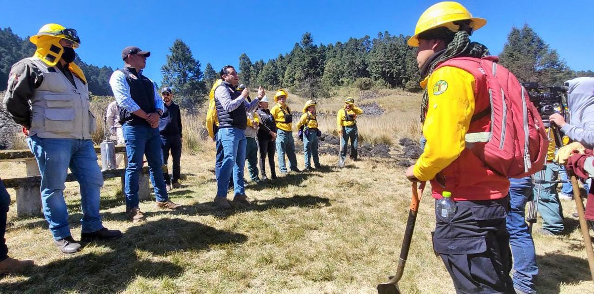 samgm24's tweet photo. Acompañé el día de hoy a la directora de @Probosque_ @MireyaSalas al municipio de #Ocoyoacac, en donde asistieron representantes del Comisariado de Bienes Comunales y elementos de #PC al ejercicio de #QuemaControlada como acción preventiva en caso de #IncendiosForestales. https://t.co/DMQLmUDxil
