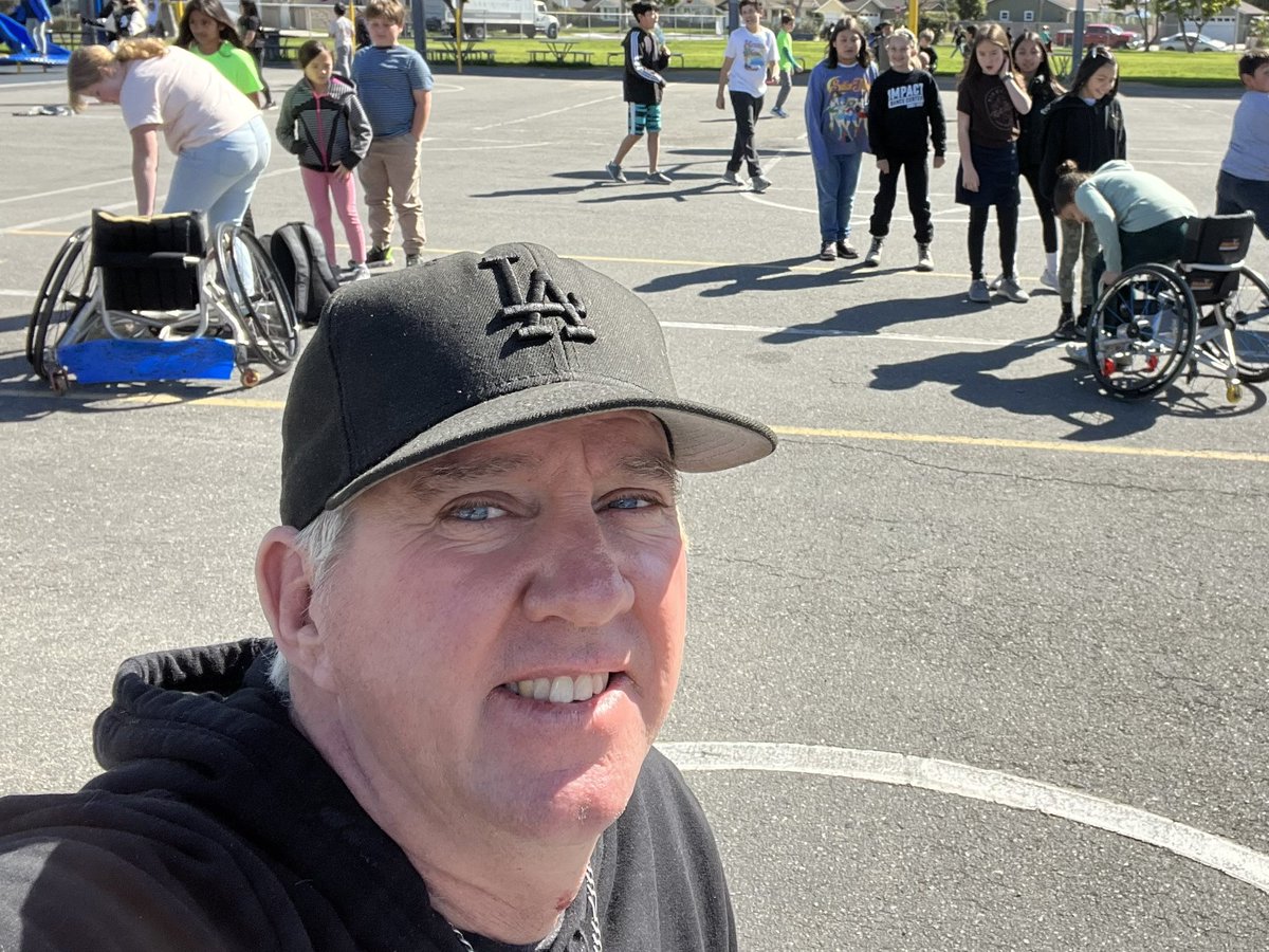 hugsbybrent's tweet photo. First 2 days speaking at Weaver Elementary, during #Caresweek has been awesome. 2 more days. 14 inspired classroom presentations & playground time have been emotional & inspired. See you tomorrow morning Weaver Whales to share more love & CARING. #805author #kindness https://t.co/YcuwPSb72a