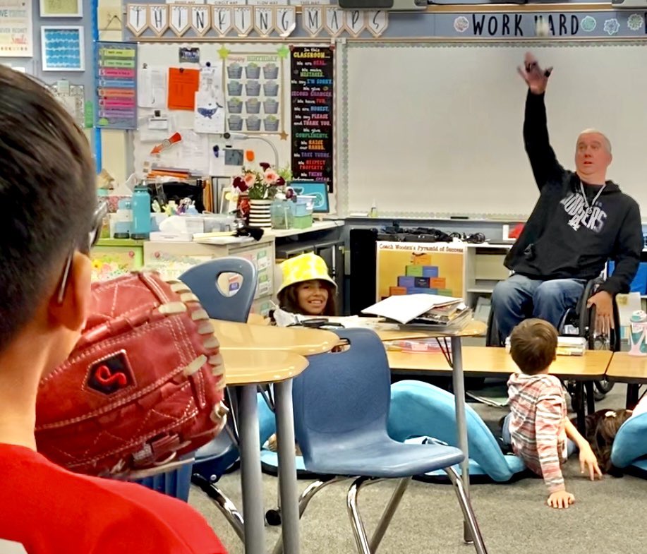 hugsbybrent's tweet photo. First 2 days speaking at Weaver Elementary, during #Caresweek has been awesome. 2 more days. 14 inspired classroom presentations & playground time have been emotional & inspired. See you tomorrow morning Weaver Whales to share more love & CARING. #805author #kindness https://t.co/YcuwPSb72a