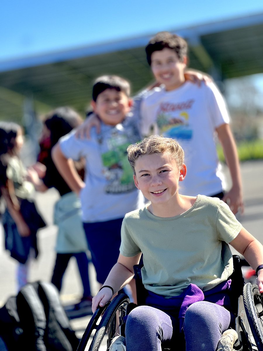 hugsbybrent's tweet photo. First 2 days speaking at Weaver Elementary, during #Caresweek has been awesome. 2 more days. 14 inspired classroom presentations & playground time have been emotional & inspired. See you tomorrow morning Weaver Whales to share more love & CARING. #805author #kindness https://t.co/YcuwPSb72a