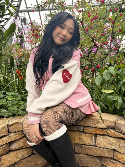 Kiss me among the flowers 🌸 https://t.co/5MR951SqVw