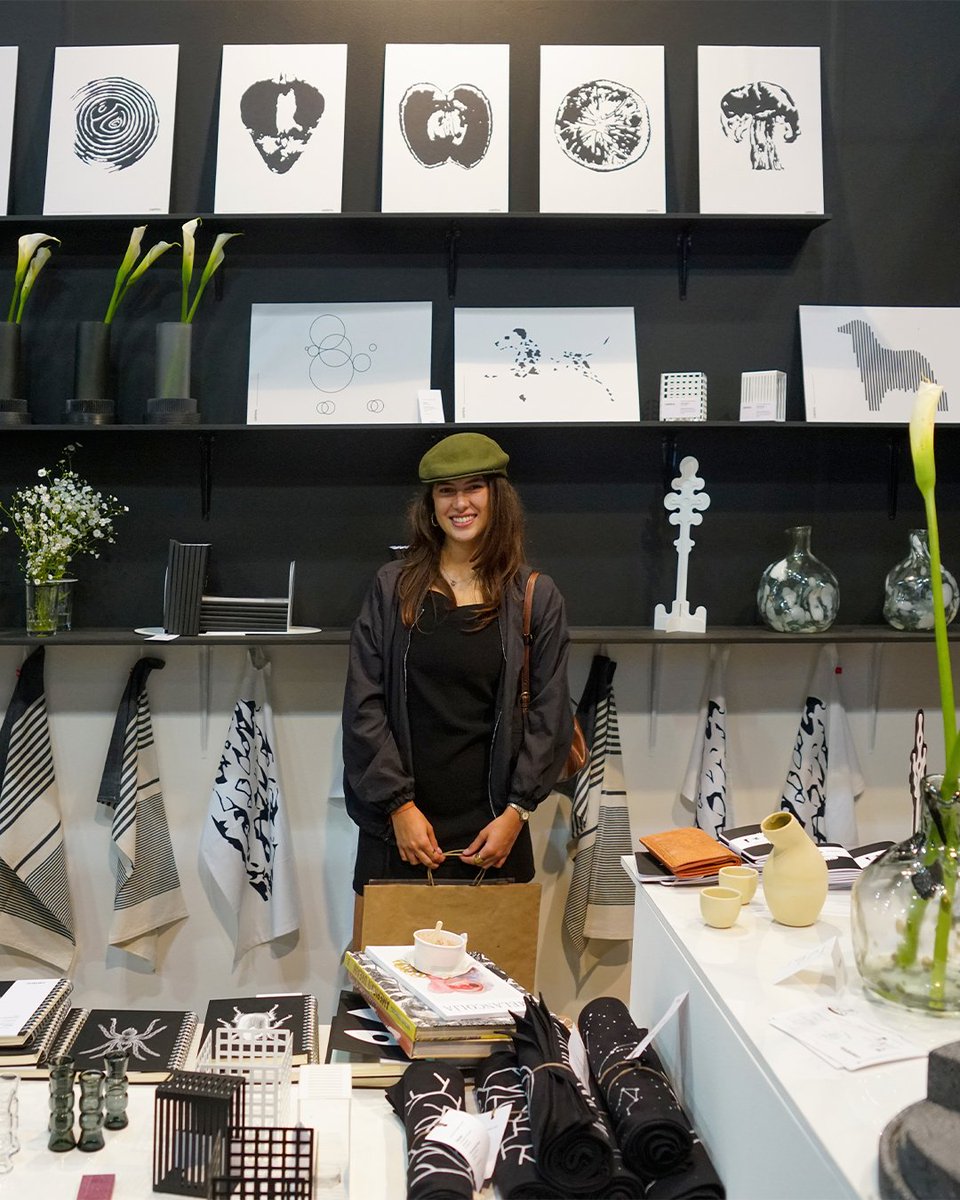 centro_news's tweet photo. ¡El CENTRO del diseño en #ZsonaMaco! 💫

Así fue nuestra participación en la feria de arte contemporáneo más importante de América Latina. 

Una experiencia única para nuestrxs estudiantes y egresadxs, donde tuvieron la oportunidad de aprender, diseñar y comercializar juntxs ✨ https://t.co/lfaUg1vLbc