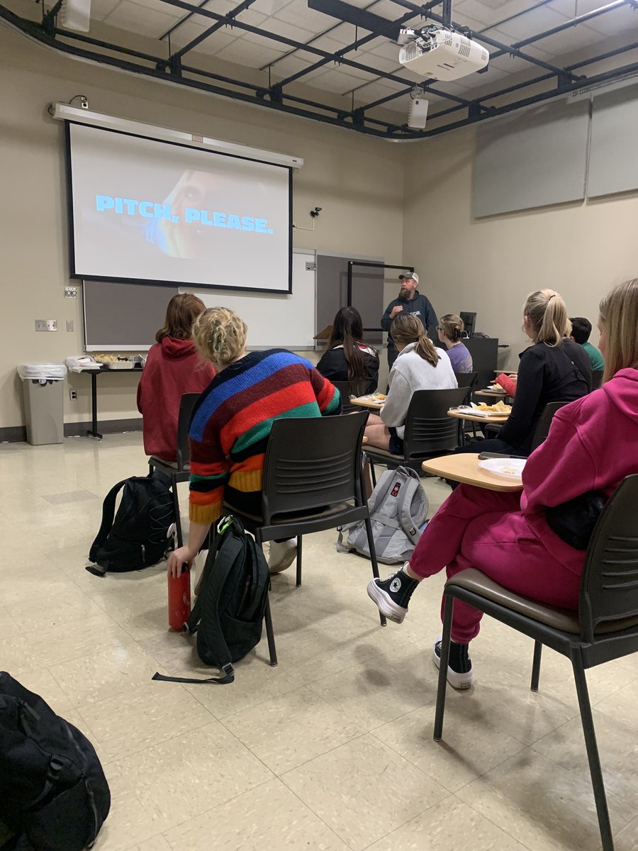 CourtneyBoman's tweet photo. “It’s the people who can pitch ideas that move up the ladder... A pitch is a presentation, sales call and theater all wrapped up together.” @yrrabkram dropping knowledge left and right at the UA PRSSA Dinner &amp; Learn
@BamaAPR @UACCIS https://t.co/Gi4ThTuopb