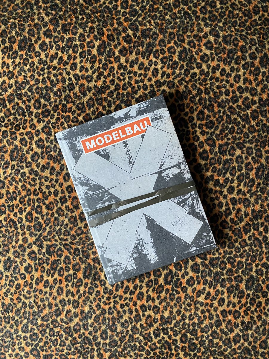 PapaSingChang's tweet photo. 本日のRecord Mail 🚚

Frans de Waard
Modelbau - X
100 pages, hardcover, CD付

2012年より続くFransのソロ
プロジェクト10年の記録
盟友Meeuwによるデザインも
素晴らしい✨
付属CDは70分を超える新録1曲
限定100部
Korm Plastics Vanity Series 第一作

#modelbau
#kormplastics https://t.co/OU35WrzOn0
