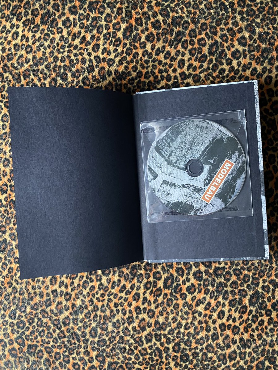 PapaSingChang's tweet photo. 本日のRecord Mail 🚚

Frans de Waard
Modelbau - X
100 pages, hardcover, CD付

2012年より続くFransのソロ
プロジェクト10年の記録
盟友Meeuwによるデザインも
素晴らしい✨
付属CDは70分を超える新録1曲
限定100部
Korm Plastics Vanity Series 第一作

#modelbau
#kormplastics https://t.co/OU35WrzOn0
