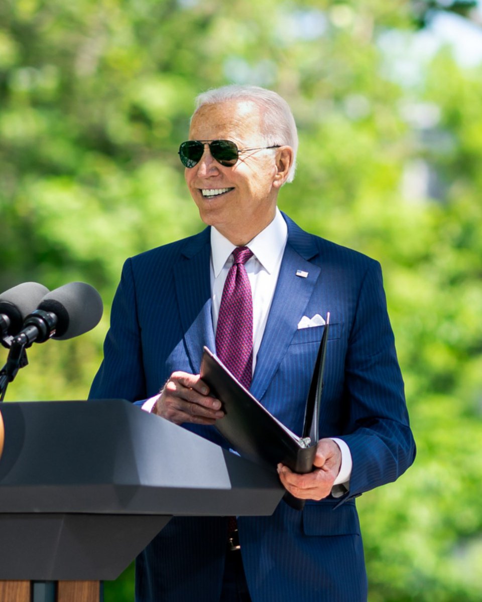 TheDemocrats's tweet photo. Our unemployment rate has dropped to 3.4%—the lowest since 1969.

Thanks, President @JoeBiden 😎 https://t.co/P2i9N3fffp