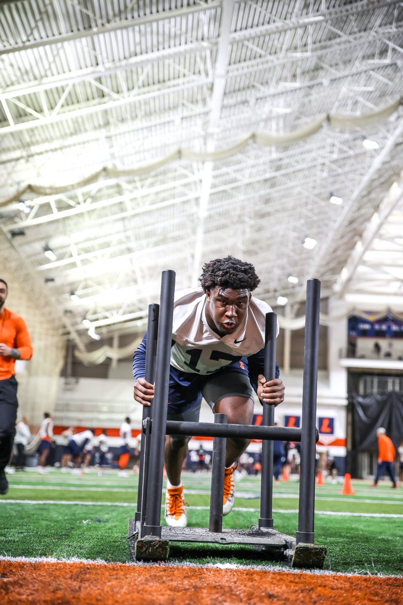 IlliniFootball's tweet image. Stacking Days. 

#Illini // #HTTO // #famILLy