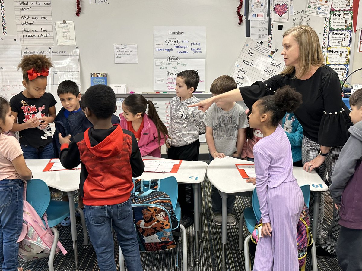 BacaWest's tweet photo. Teachers and students engaged in a model lesson by @EmpWriters coaching @twoggtwisters teachers in teaching structure of informational texts. @BrazosportISD @RitaC11900705 #bisdpride #bisdels https://t.co/MNFzbrP3AU