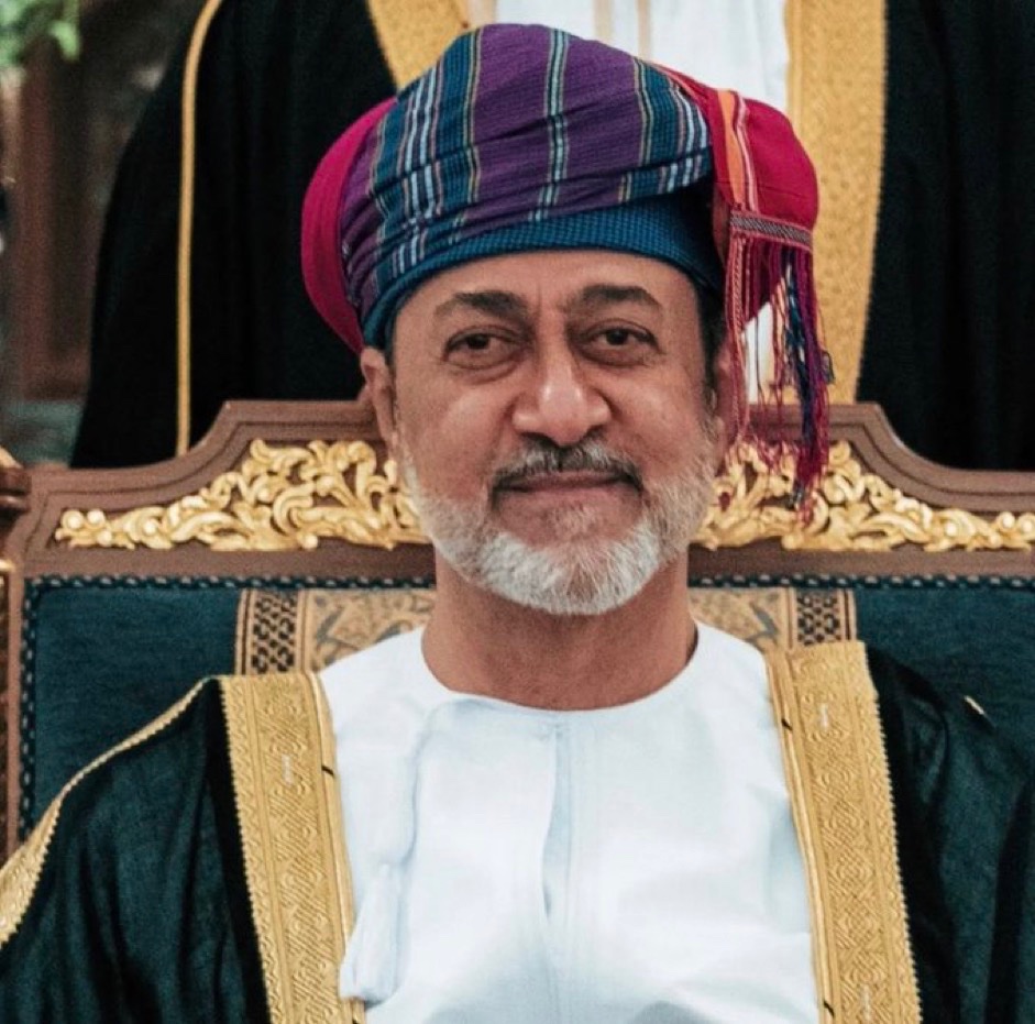 صباح شمس عمان يوحي نورها للناس:حي على العمل،والسعي المبارك لبناة الحاضر،ورواد المستقبل

مولاي سر بالأمنيات مظفرا
فلقد رعتك يد السماء مؤزرا

فاصعد بنا للمجد، خلفك أمة
بك آمنت عهدا سعيدا أخضرا

هذا الهتاف المجد:عاشت عمان،وليعش هيثم سلطانا لنا

مرحبا بكم في #صباح_الشباب