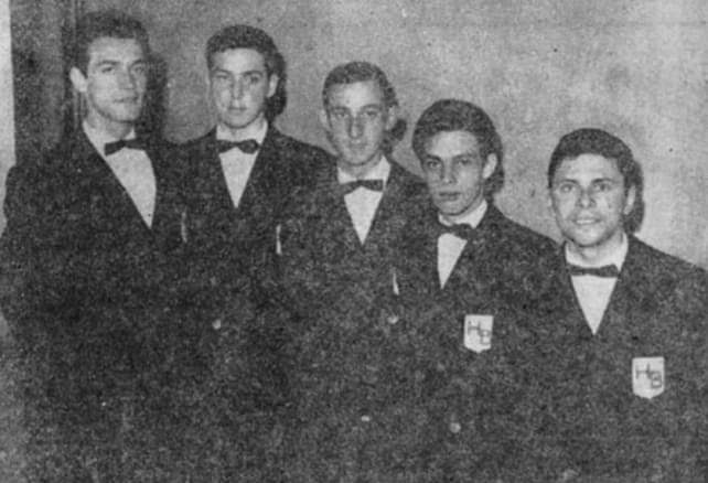 Los High Bass, 1964. 
De izq. a der.: Eduardo Parra, Claudio Parra, Gabriel Parra, Mario Mutis y Eduardo Alquinta. Esta fotografía acompaña el artículo de La Estrella de Valparaíso: “Se está
imponiendo un nuevo conjunto musical.”