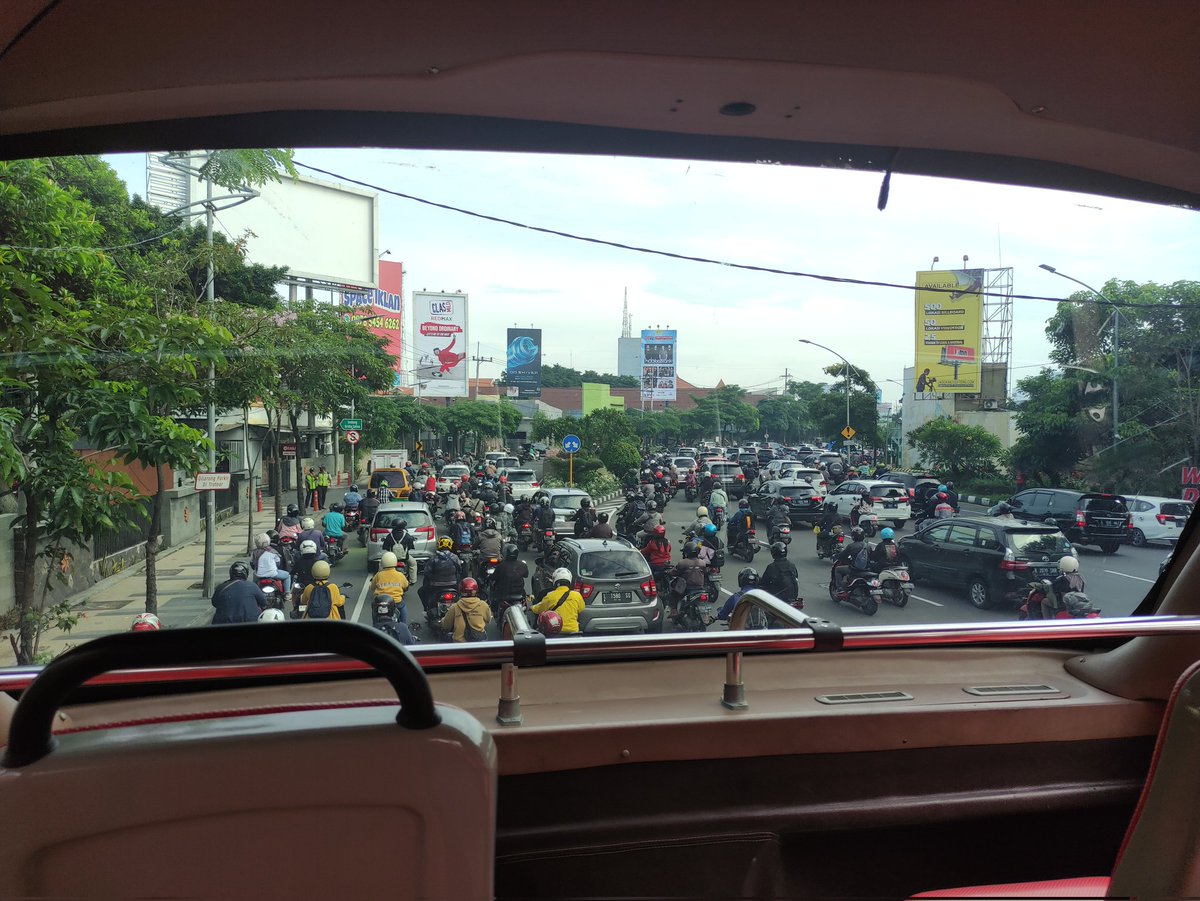 laksono's tweet photo. Bundaran Tamann Pelangi depan bulog foto dari Bus Surabaya Tumpuk

@BusSurabaya 
@e100ss https://t.co/JlxVLrZTLh