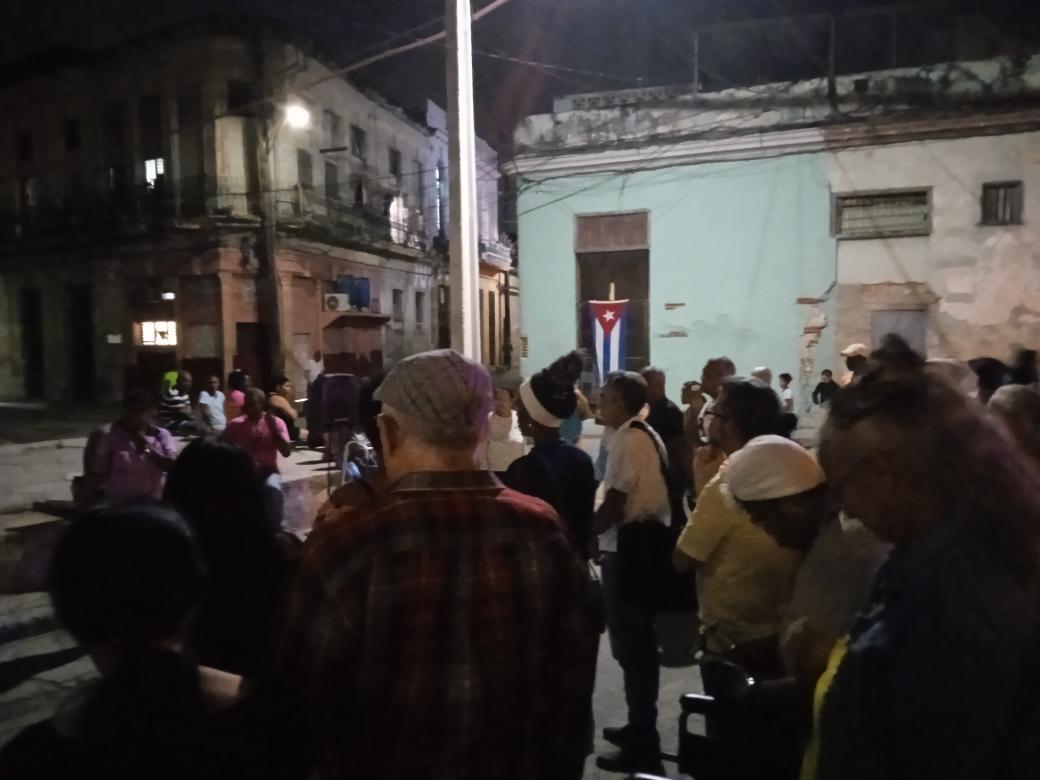 analidiaom's tweet photo. Recorren e intercambian con la comunidad los candidatos a diputados Enrique Alemán y Ailed Acosta Argudin  el distrito 2 del municipio Centro Habana. #MejorEsPosible #LaHabanaDeTodos @AMPPCHabana @gobhabana https://t.co/qTjAIoax4c