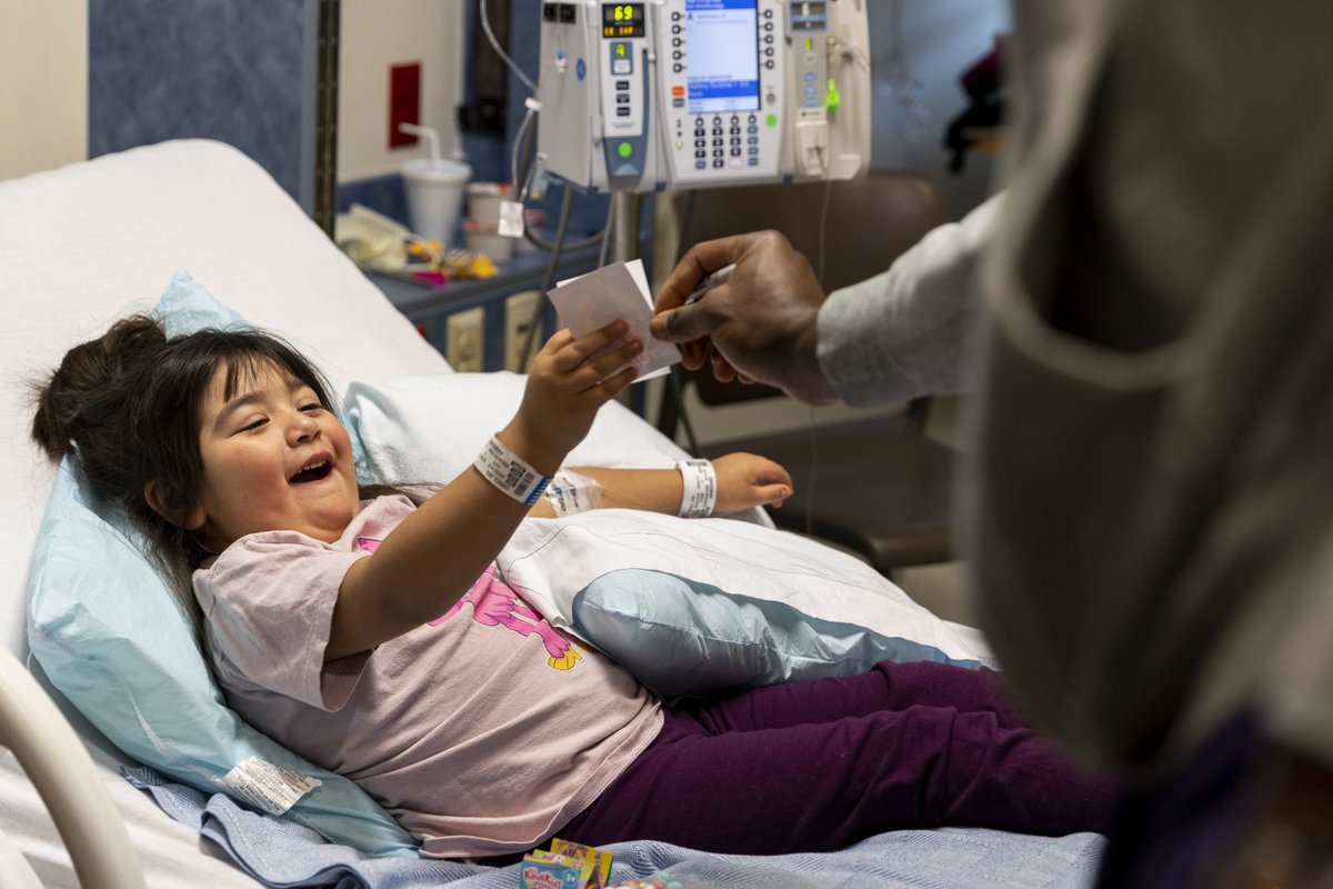BannerHealth's tweet photo. Thank you to @Suns players Bismack Biyombo and Ish Wainright for visiting patients at Banner Children’s at Desert! The guys and Go spent time sharing words of encouragement and chatting with families in the pediatric ICU, pediatric oncology and general pediatrics units. https://t.co/dUXVQouC6O