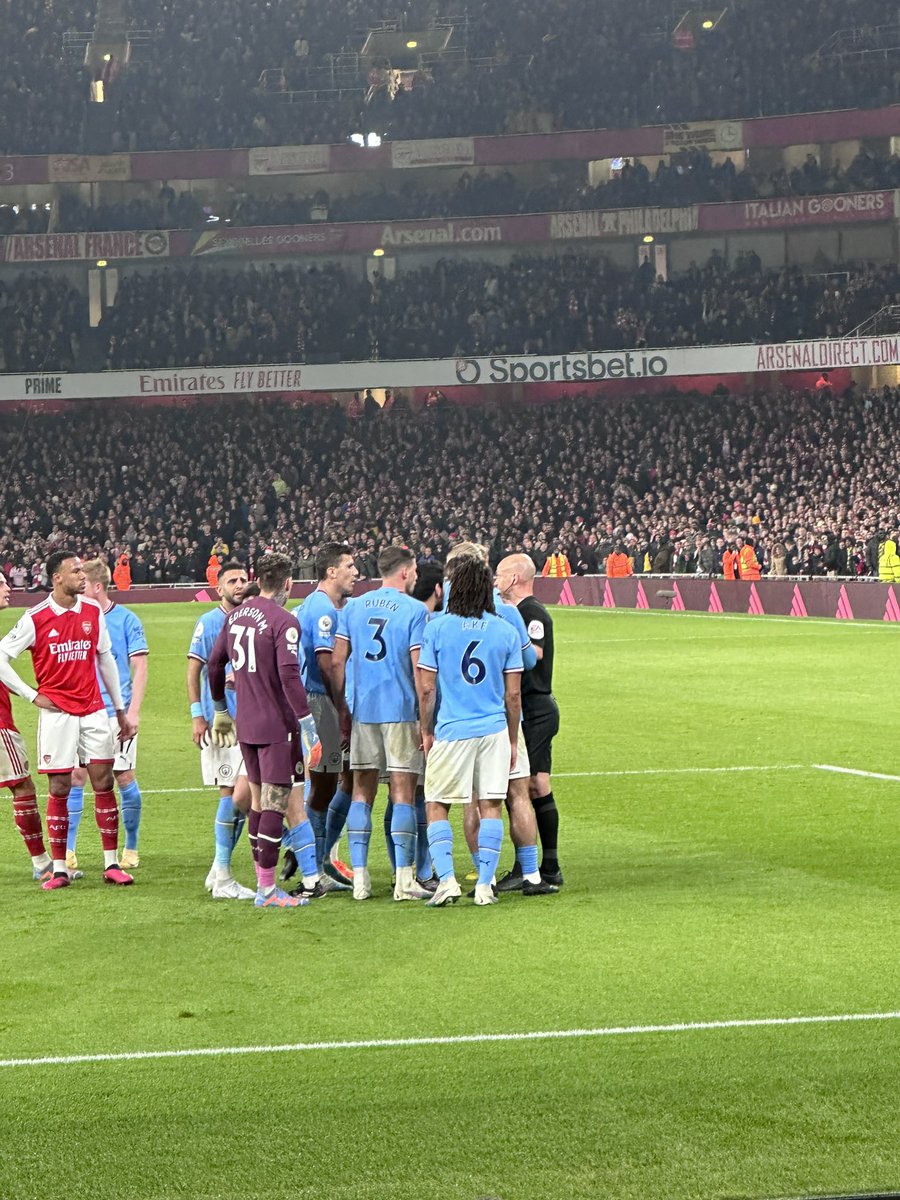 Gmatthews92's tweet photo. Not allowed to surround the ref? @SheWore https://t.co/smp2t9C1Fq