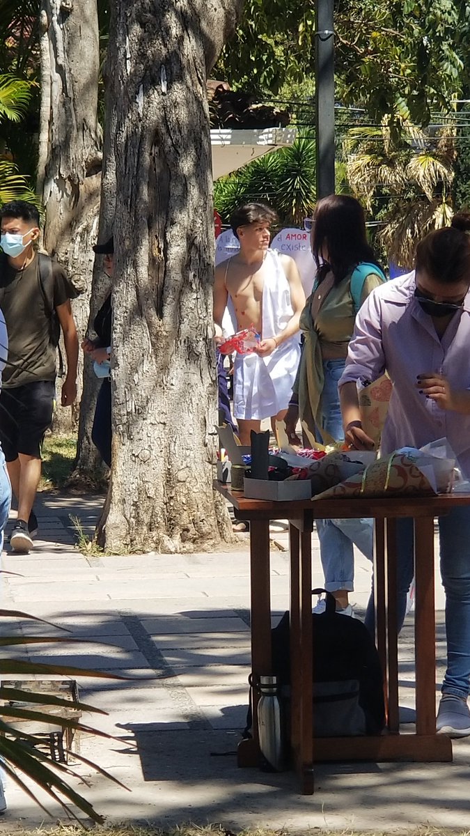 ickkck_435's tweet photo. Lo único que valió la pena del 14 de febrero es que en mi universidad estaba un weon vestido de cupido dando dulces JAJAJAJAJA. 

UniversityLife https://t.co/0F9dtHM6ds