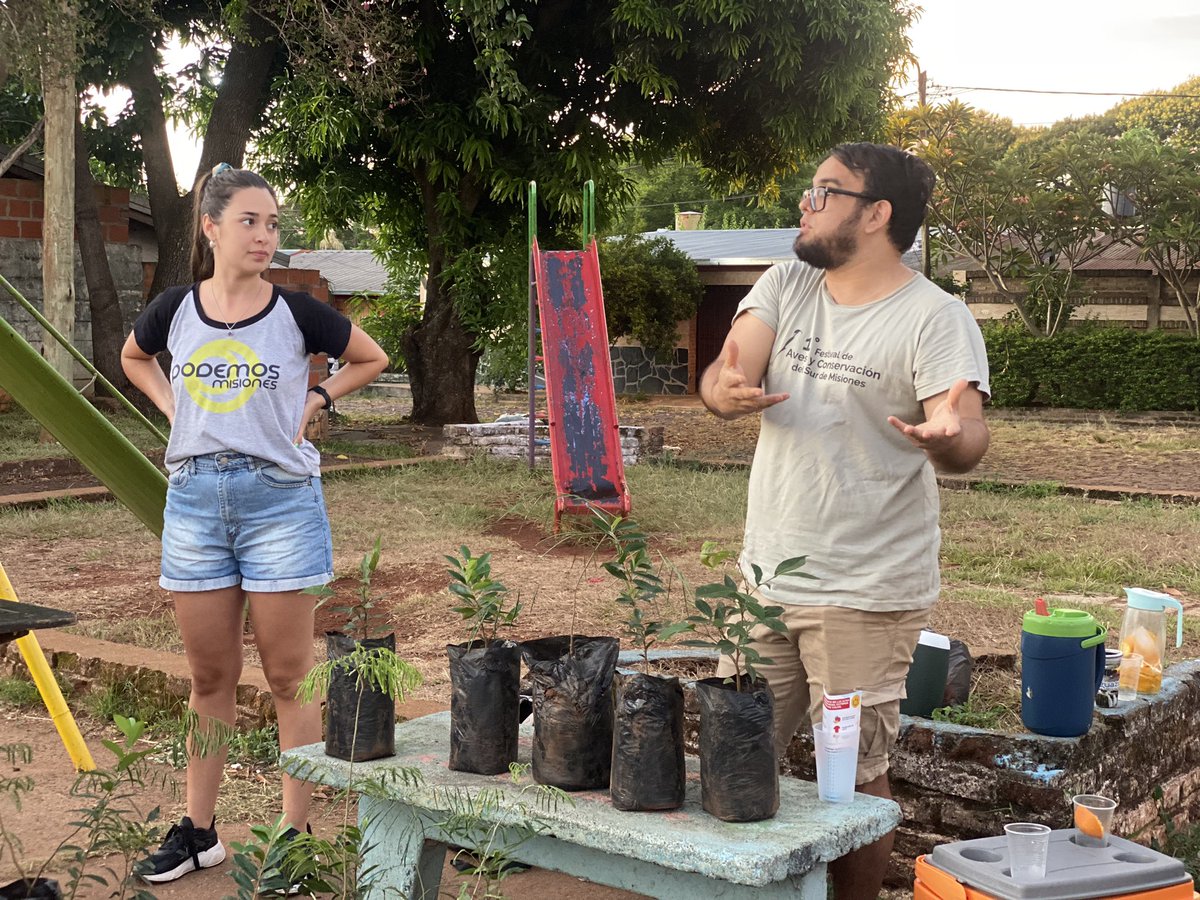 SoledadBalan's tweet photo. Posadas + verde 🌱

Junto a vecinos/as de la Ch 148 compartimos un taller de huerta y siembra de árboles nativos para potenciar los espacios públicos del barrio.

Trabajando juntos queremos lograr un equilibrio entre las obras públicas y el cuidado de nuestra biodiversidad 🙌🏼 https://t.co/eQfUujDbC5