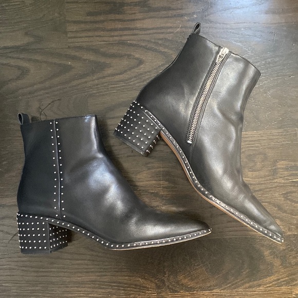 MLB101516's tweet photo. So good I had to share! Check out all the items I'm loving on @Poshmarkapp #poshmark #fashion #style #shopmycloset #dolcevita: https://t.co/itEWlp3vDa https://t.co/pbTReuqckp