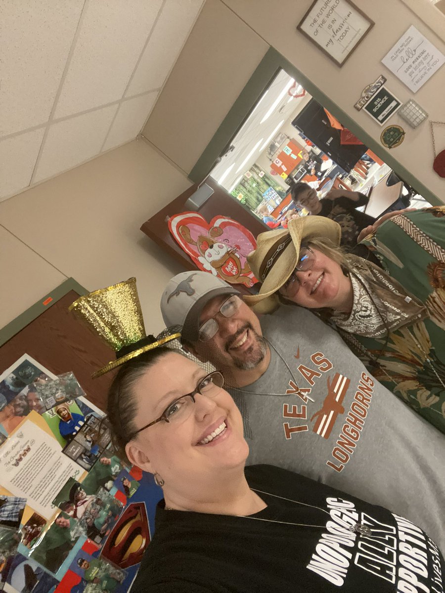 JWalshMSStuCo's tweet photo. Wildcat Nation put a lid on negativity today for #KindnessWeek #KindnessMatters https://t.co/3RV2aUuYI6
