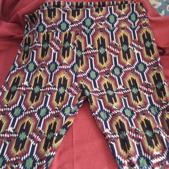 plusitscute's tweet photo. So good I had to share! Check out all the items I'm loving on @Poshmarkapp #poshmark #fashion #style #shopmycloset #lularoe #womanwithin #newlook: https://t.co/g5bXmZt6dY https://t.co/foAkcP2oPn