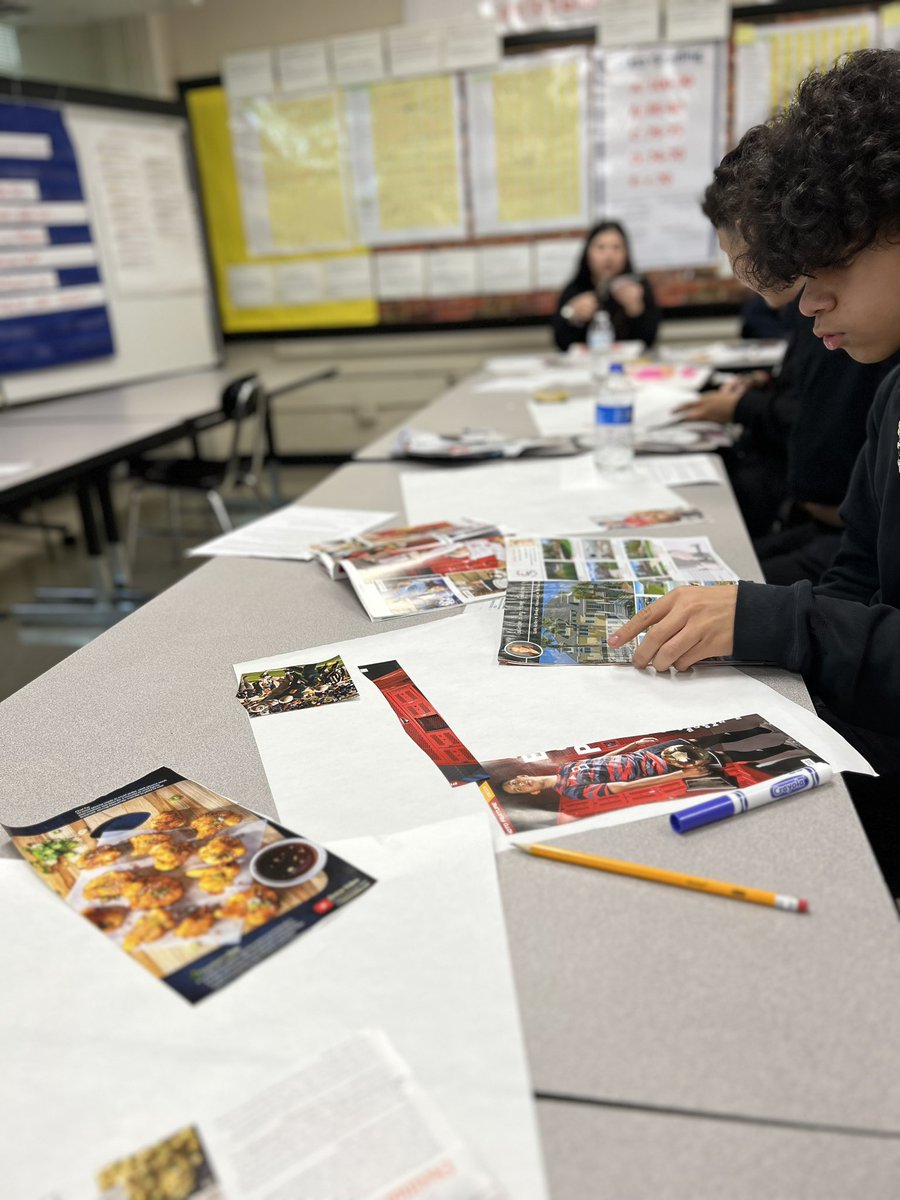 Thank you to <a href="/TAPSAcdmy/">TAPS Academy</a> for allowing our scholars to think of their future by creating vision boards! <a href="/KeyMS_Cougars/">THE Francis Scott Key Middle School</a> appreciate you for pouring into our youth! @MurchisonMrs @CIS_KeyMS <a href="/wellsdkim/">Madame_CEO</a> <a href="/HISDREADY2RISE/">READY2RISE</a> @HISD_Wraparound