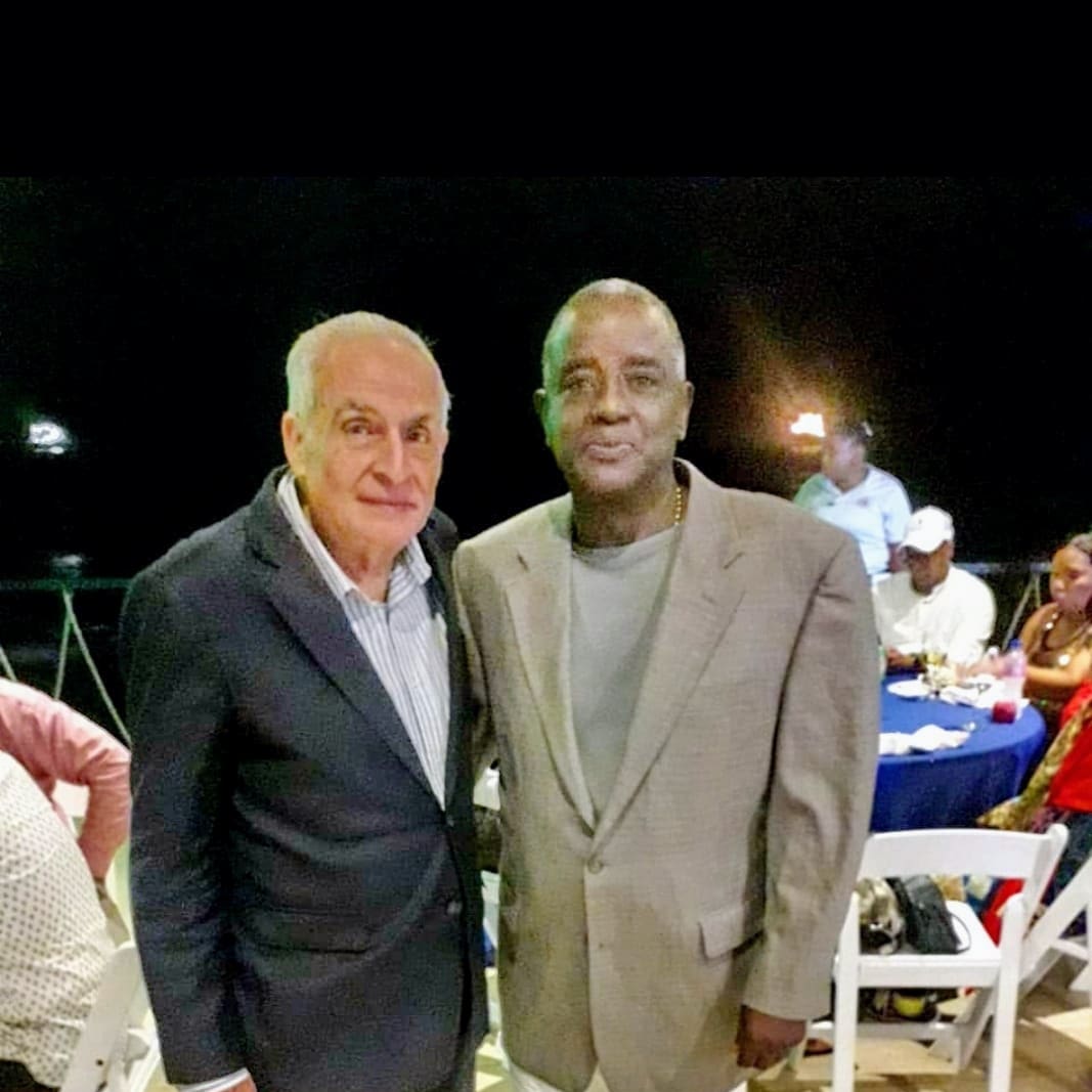 Bendiciones gracias infinitas  a mi estimado profesor, veterano periodista director del Noticiero SIN, Manuel Quiroz,   nunca olvidare sus constantes   correcciones, consejos y sugerencias durante la jornada de trabajo en el desaparecido periódico Ultima Hora.