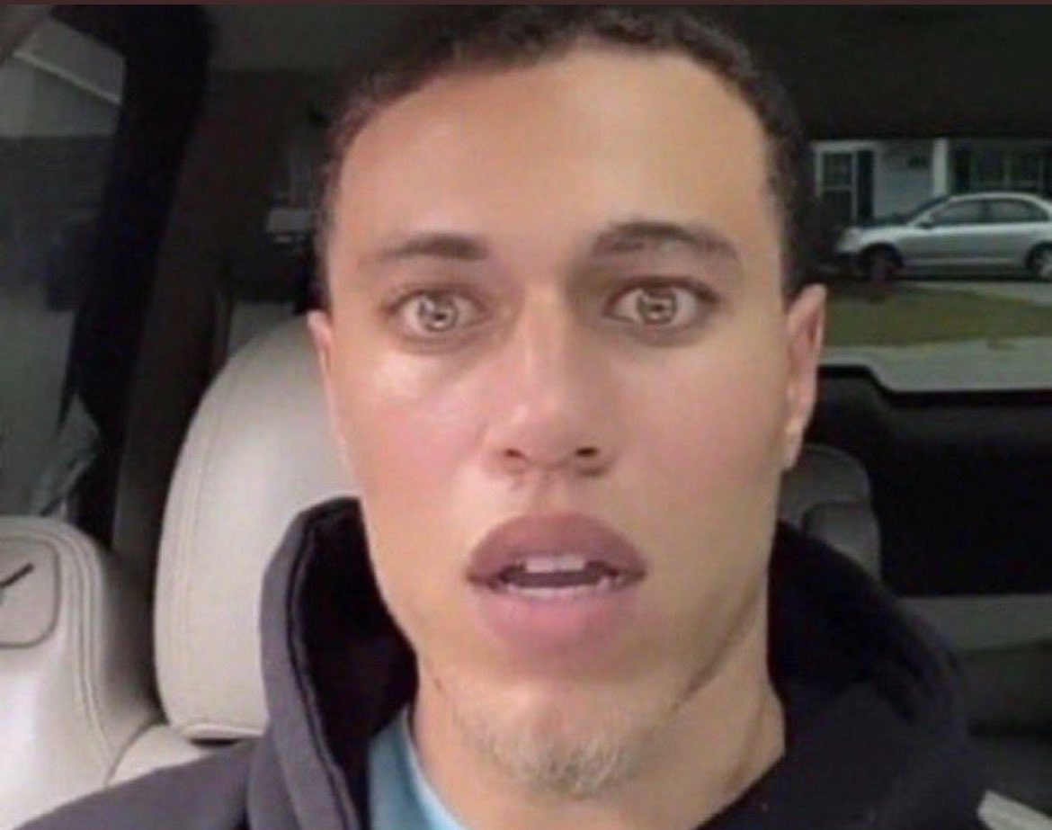 iileiketo's tweet photo. me when i begin to panic after i smoke for the 103774936th time https://t.co/CxBIlivJtq