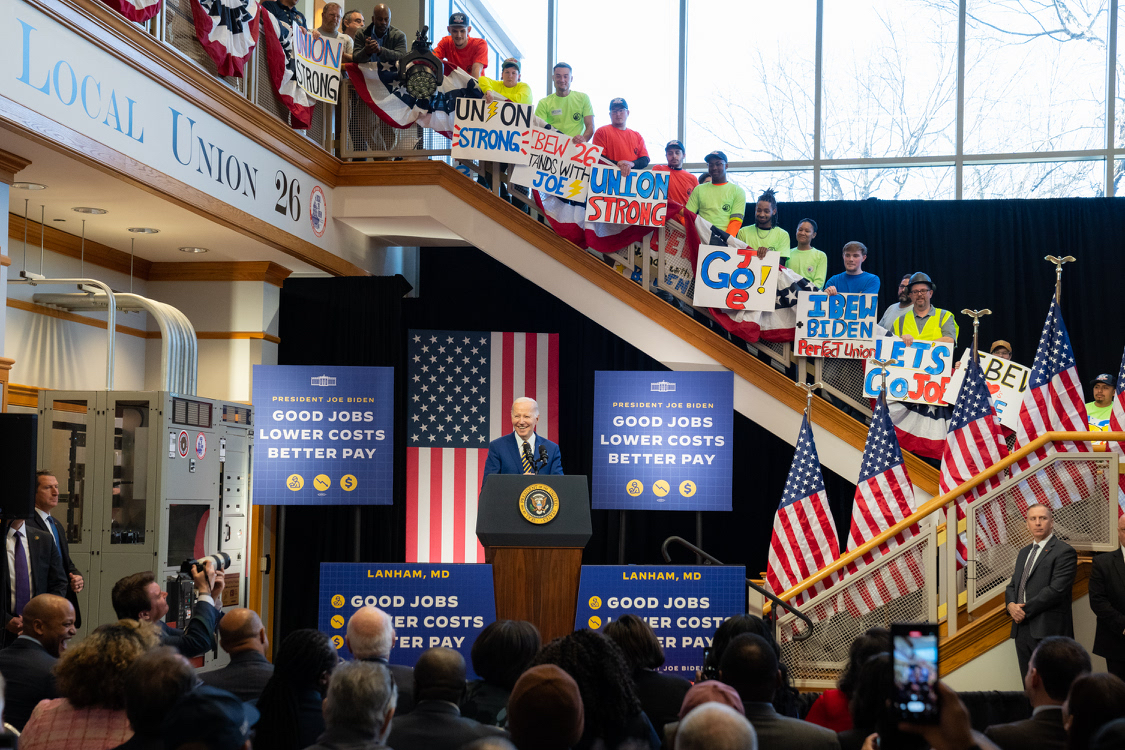 POTUS46Archive's tweet photo. 12 million new jobs. 50-year low unemployment. 800,000 manufacturing jobs.

The Biden economic plan is working.

And IBEW workers here in Maryland – and union workers across the country – are seeing it first-hand. https://t.co/ouWfv235k5