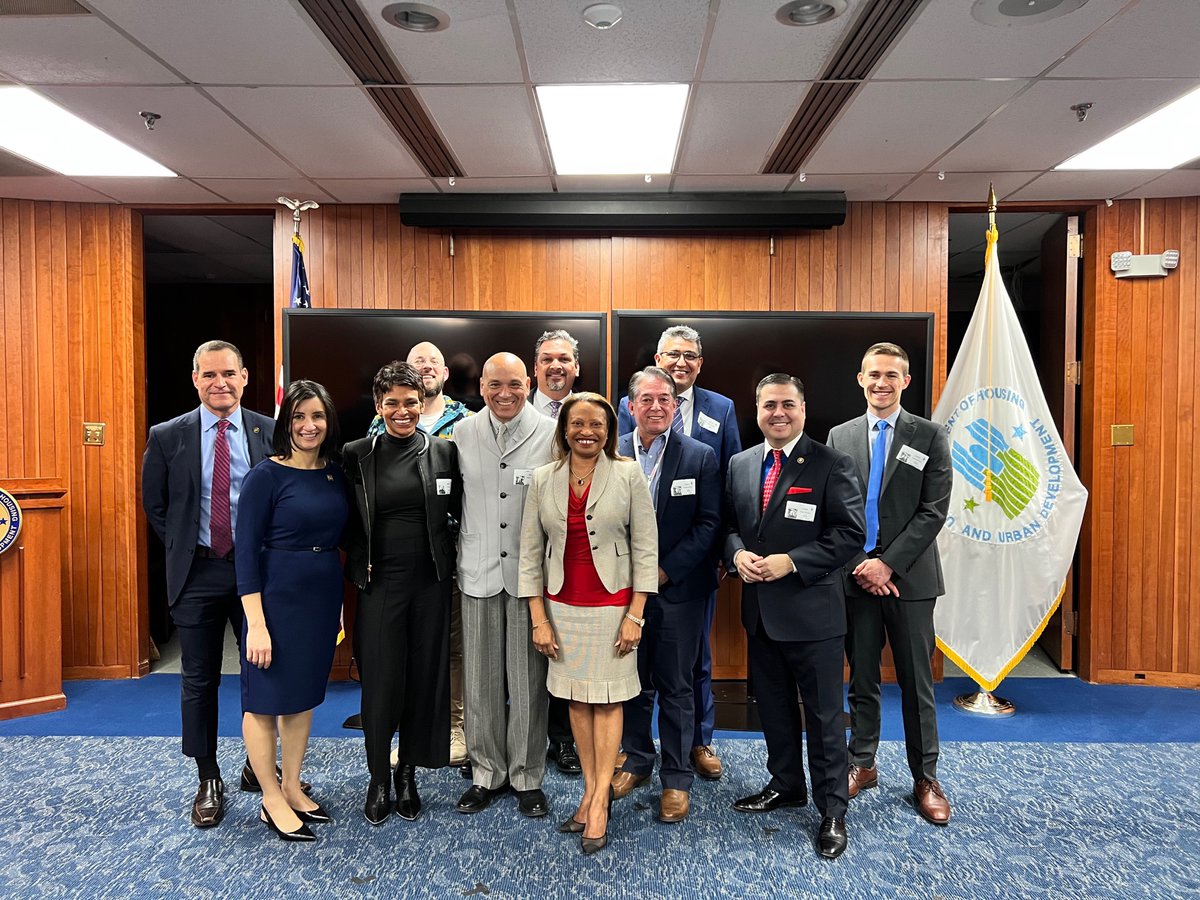 Today, our #AffiliatesUnidos from <a href="/NWCChicago/">NorthwestCenter</a>, <a href="/Congreso1977/">Congreso de Latinos Unidos</a>, <a href="/WeAreCPLC/">CPLC</a>, <a href="/CarecenDC/">CARECEN DC</a>, <a href="/AvenidaSA/">Avenida Guadalupe Association</a>, @HispanicUnity, @ledcmetro, <a href="/MexAmCouncil/">MexAmCouncil</a>, and <a href="/MAUC_Inc/">Mexican American Unity Council (MAUC)</a> gathered at <a href="/HUDgov/">Department of Housing and Urban Development</a> to discuss issues surrounding affordable housing for Latinos! 🙌 #Changemakers23