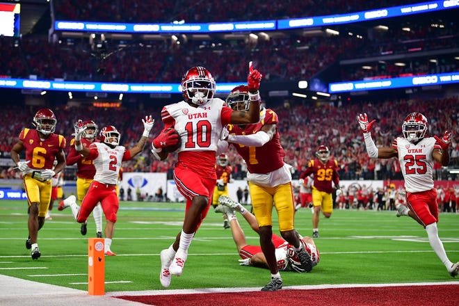 UtahCFBstats's tweet photo. What was your favorite memory from the 2022 Utah football season? I'll go first:

At the PAC-12 championahip when U$C went up 17-3, a fan turned and said, "I thought Utah is known for Defense - so much for that!"

2 hours later, that fan flipped me off while walking out early🤝😂 https://t.co/pF0jSxa6WU