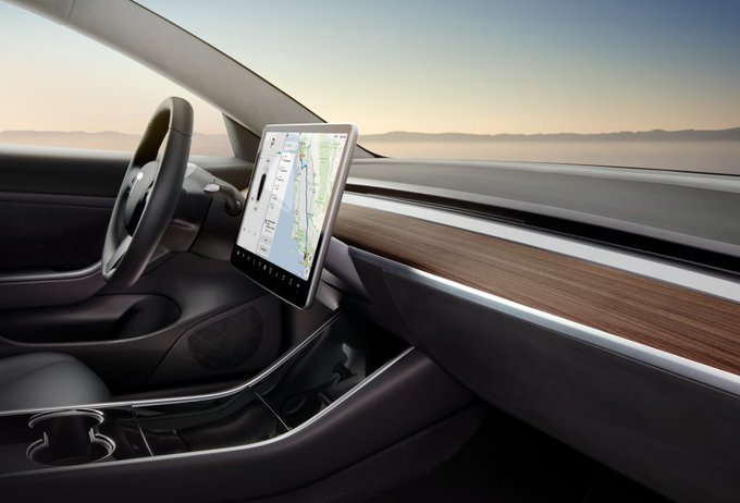 Tesla odstraní dřevěné obložení v novém Modelu 3