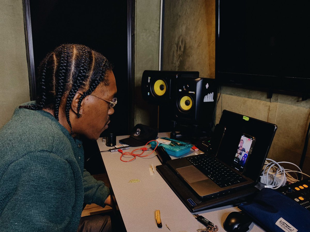 thecreat1ves's tweet photo. Wrapped a 🔥 interview with our friends, Just African Music (J.A.M.)!
@Floyd_Miles discussed his journey through music, early collaborations with @DaveEast, the Afrobeats space, the importance of authentic connections, and of course #NoPlaceLikeOm.
#CreativeOnes https://t.co/vWhHnqJU2U