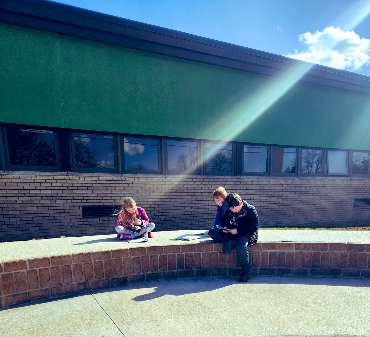 IndianaAreaSD's tweet photo. We don’t get many days like this in February! The weather was perfect for 3rd Graders to practice PALS (Peer Assisted Learning Strategies) in the Ben Franklin Outdoor Learning Space! 📚🌲❤️🖤#proudBFprincipal https://t.co/I0D5Hkd2FB