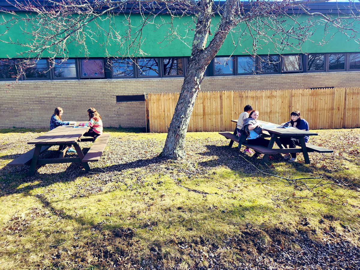 IndianaAreaSD's tweet photo. We don’t get many days like this in February! The weather was perfect for 3rd Graders to practice PALS (Peer Assisted Learning Strategies) in the Ben Franklin Outdoor Learning Space! 📚🌲❤️🖤#proudBFprincipal https://t.co/I0D5Hkd2FB