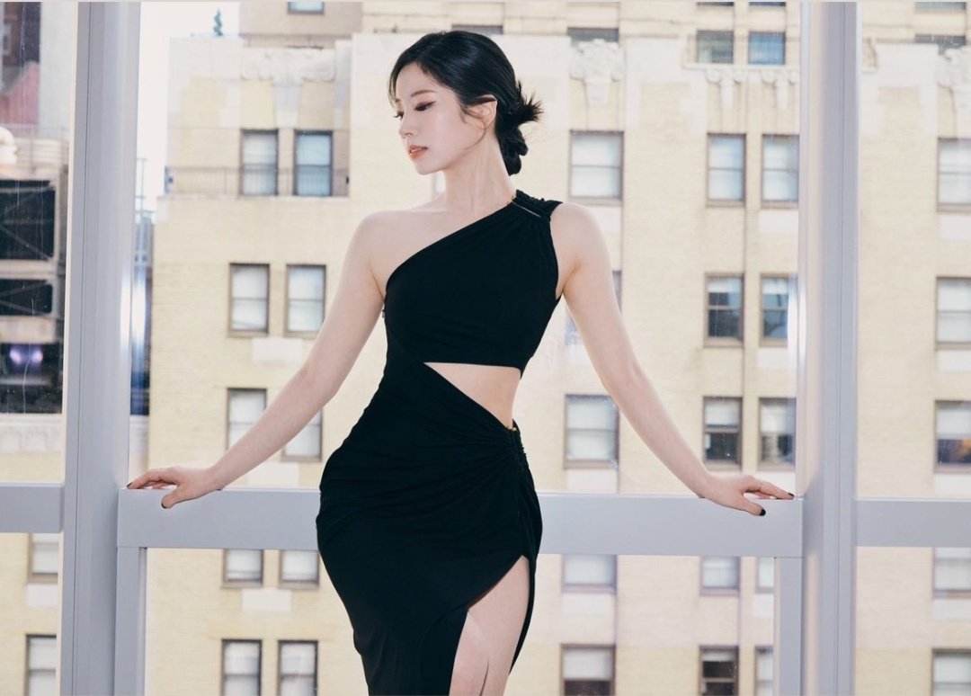 Black suits me well. 🫣

#TWICE #NYFWdahyun