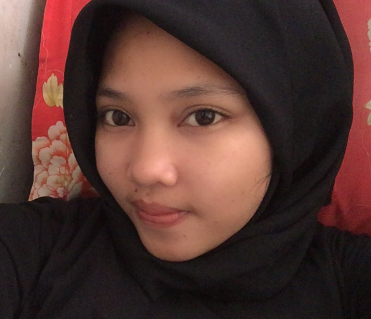 hi_dinosaurs's tweet photo. @ohmybeautybank dari dlu cuma pake minimalis skincare karna ga ada duit dan cuma pake
fw + day cream y.o.u
serum scarlet
ss azarine https://t.co/lk6A5x9Nza