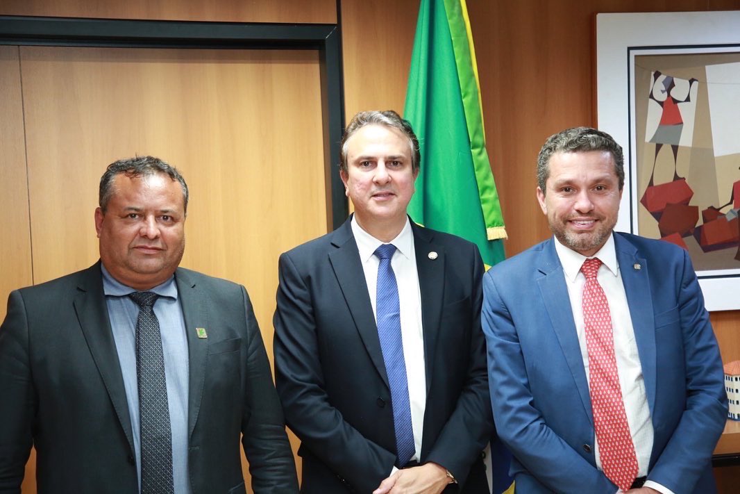 CamiloSantanaCE's tweet photo. As portas do MEC seguem abertas ao diálogo para a busca de soluções que melhorem a educação do nosso povo. Hoje recebi no MEC os deputados federais Rubens Otoni, do Estado de Goiás; Fausto Pinato, de São Paulo; e AJ Albuquerque, deputado federal do Estado do Ceará. https://t.co/6QD1S3Sy3i