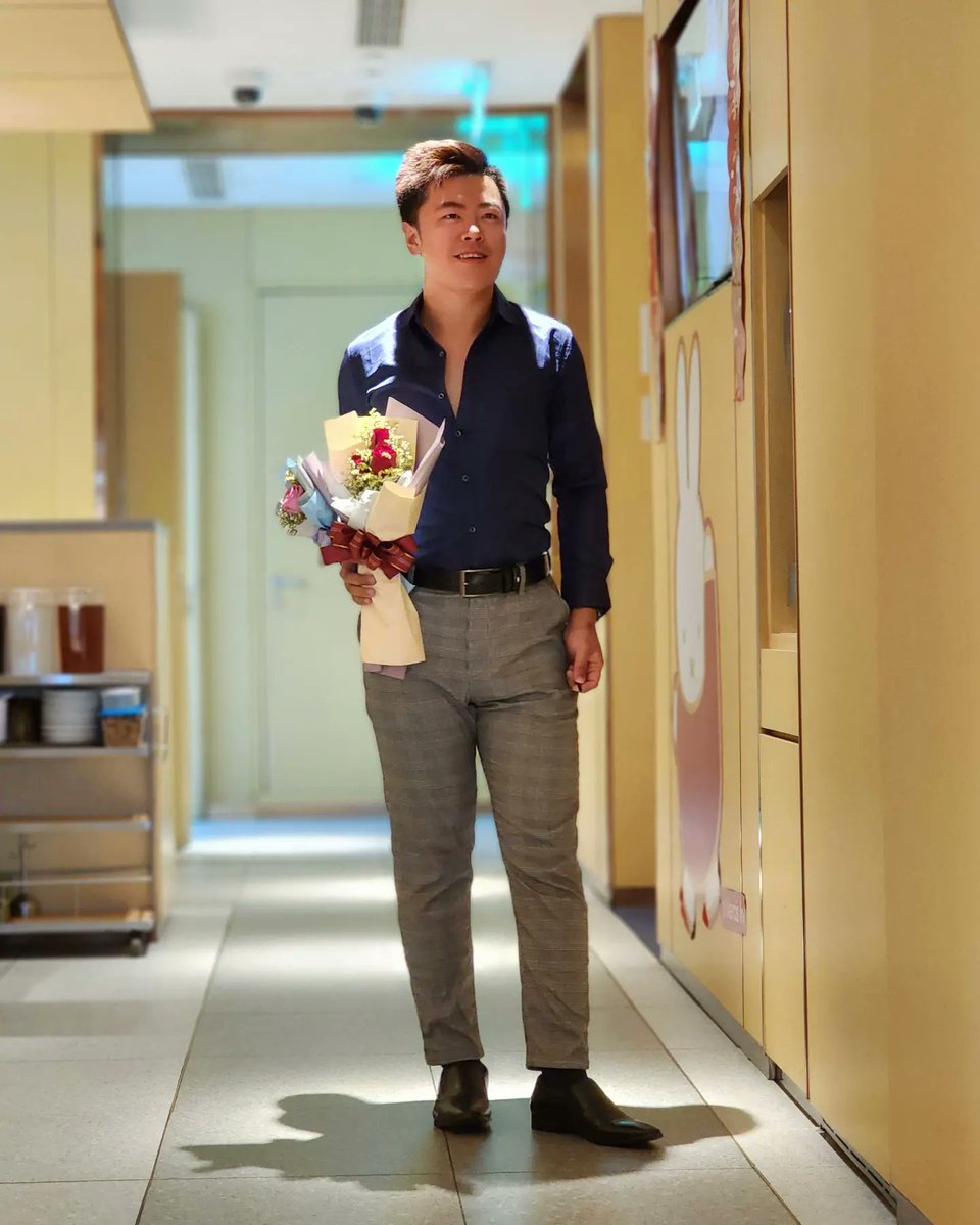 andyzai93's tweet photo. 等待着... While I'm waiting 💐❤️😊

#asianguy #asianboy #meninsuit #suit
#ValentinesDay2023 #haidilao #melaka #malaysia #西装男 #西装 #formalwear https://t.co/M295sJqvYy