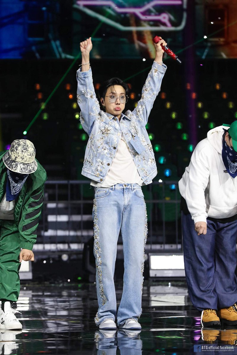 SmeraldoWithLuv's tweet photo. Please drop your favorite hoseok pictures! It's for..science 👀 
And don't forget the tags  #YetToCome  #BestMusicVideo #iHeartAwards https://t.co/eiG0E0lfMR