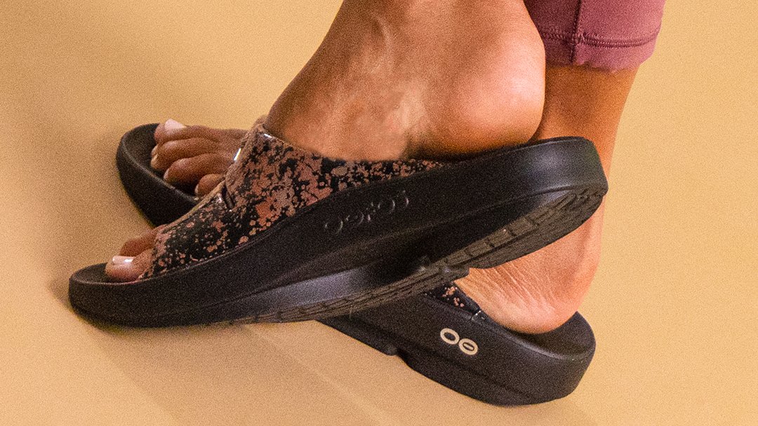 oofos's tweet photo. Bunches of bubbles...and #ActiveRecovery. Revive your routine and add some shimmer to the locker room.
#RecoveryFootwear #RecoverySandals #RecoveryClogs #feeltheOO https://t.co/AvkYEGl54n