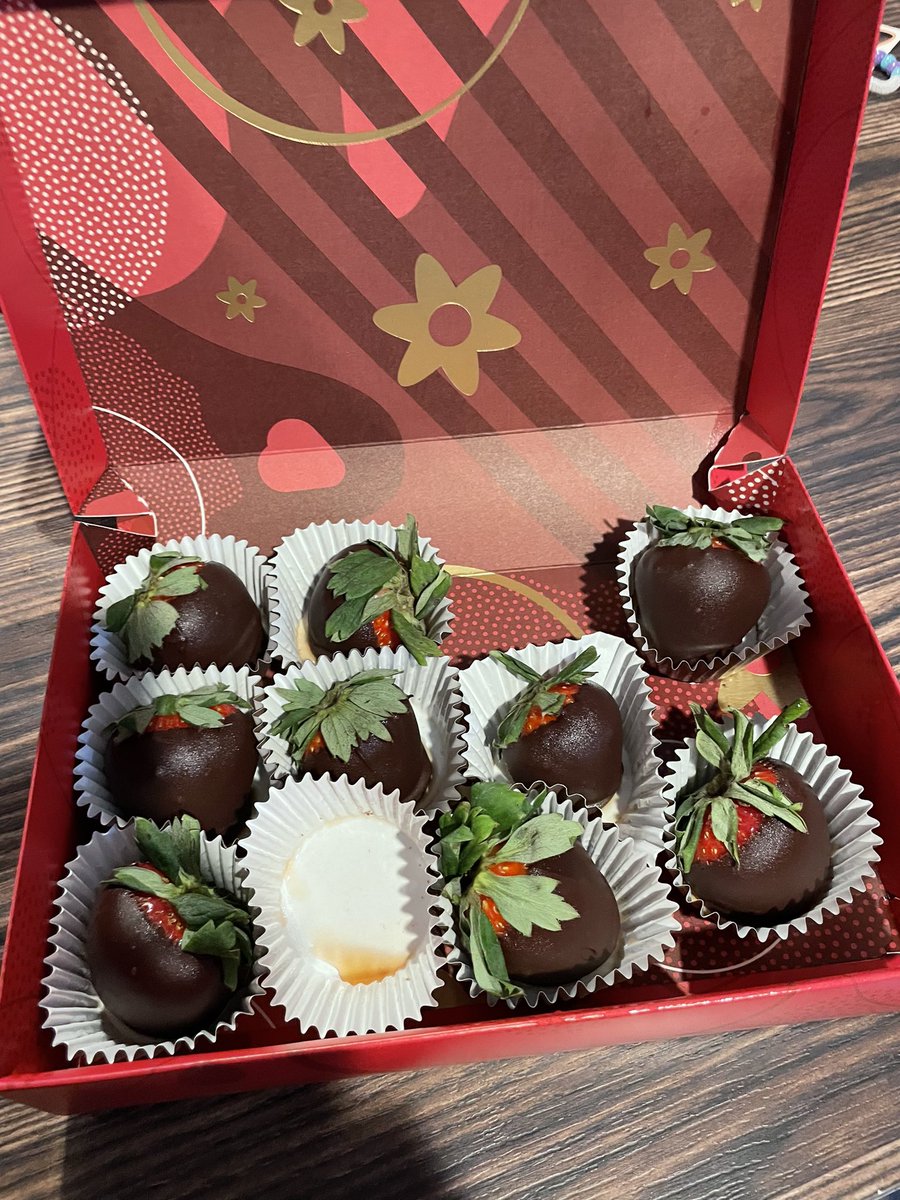 Babe didn’t feel good last night and this morning so after I got to work today I sent her some get well Chocolate covered Strawberries 🍓❤️ #EdibleArrangements #ILoveYou