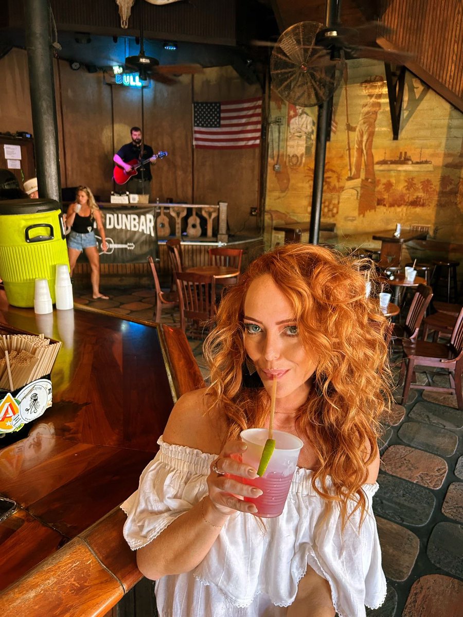 DakotaBlushing's tweet photo. You can’t drink all day if you don’t start early 🍹🍹🍹 #daydrinking #keywest #keywestfun #HumpDay #happyhumpday #floridafun #FloridaKeys #midwestgirl #redheadshavemorefun #redhead https://t.co/Y1EVohZ2Fu