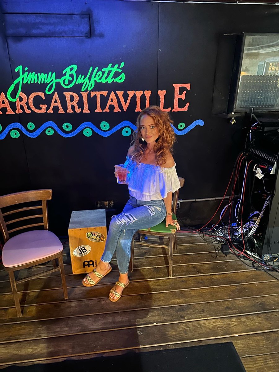 DakotaBlushing's tweet photo. You can’t drink all day if you don’t start early 🍹🍹🍹 #daydrinking #keywest #keywestfun #HumpDay #happyhumpday #floridafun #FloridaKeys #midwestgirl #redheadshavemorefun #redhead https://t.co/Y1EVohZ2Fu