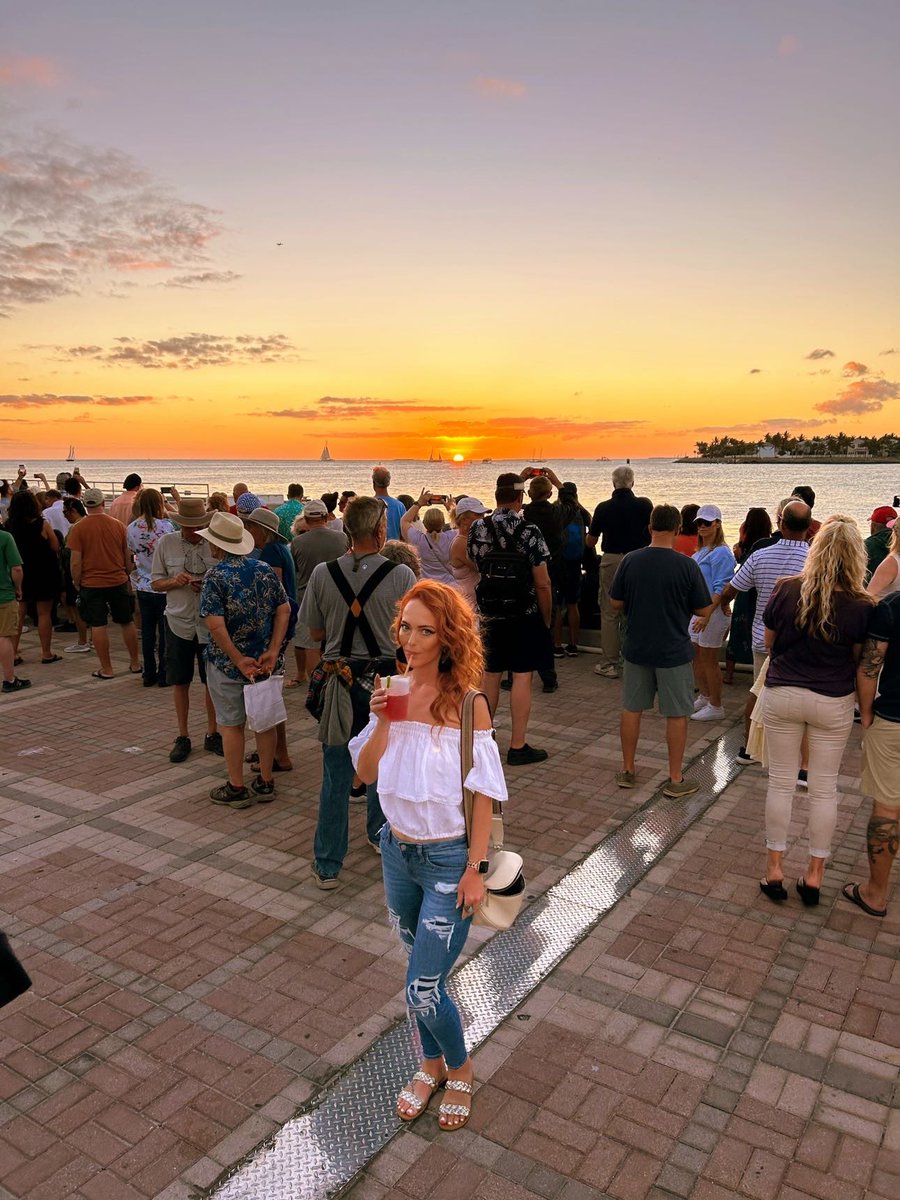 DakotaBlushing's tweet photo. You can’t drink all day if you don’t start early 🍹🍹🍹 #daydrinking #keywest #keywestfun #HumpDay #happyhumpday #floridafun #FloridaKeys #midwestgirl #redheadshavemorefun #redhead https://t.co/Y1EVohZ2Fu