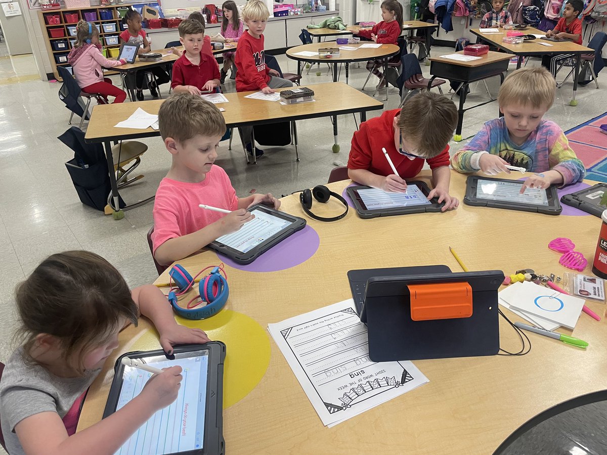 ash_self's tweet photo. @TaraOaks_ES Kindergarten students using their new Apple pens during writing intervention! Thankful for an awesome IT gal @mheinrich424 for helping set this up! https://t.co/3ubcYtLlBp